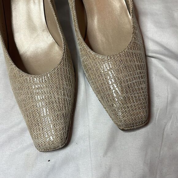 Stuart Weitzman Vintage Gold/Cream Heels. Size 9. - Picture 4 of 7